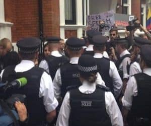 embajada_de_ecuador_en_londres_fuertemente_custodiada.jpg