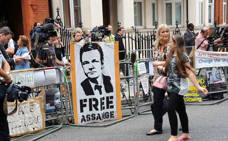 34758_3_assange-protest.jpg
