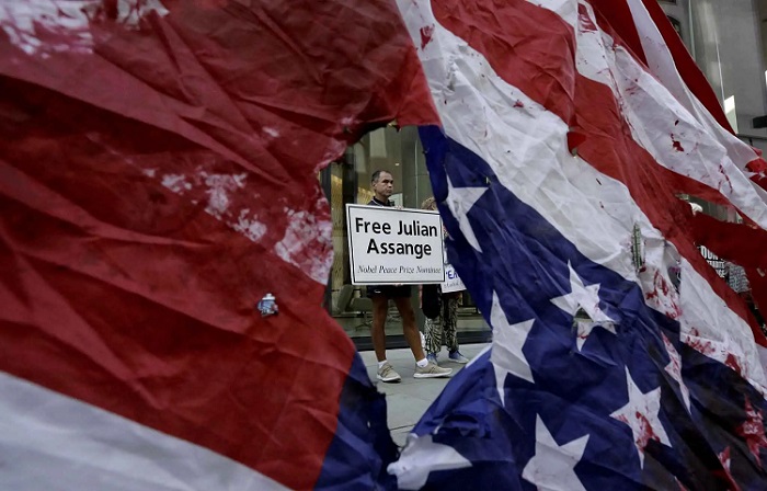 2048x1536-fit_supporter-of-wikileaks-founder.jpg