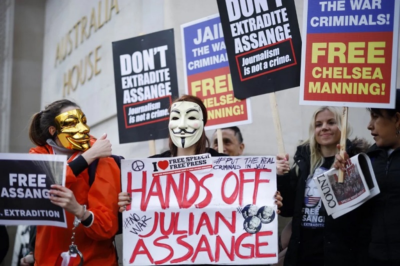 37995_2_assange-protest.jpg